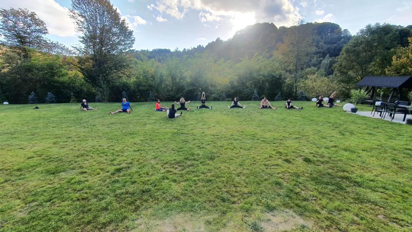 Antrenament de grup pe pajiștea de la Hanul Bobiței, la bootcampul RESET 360
