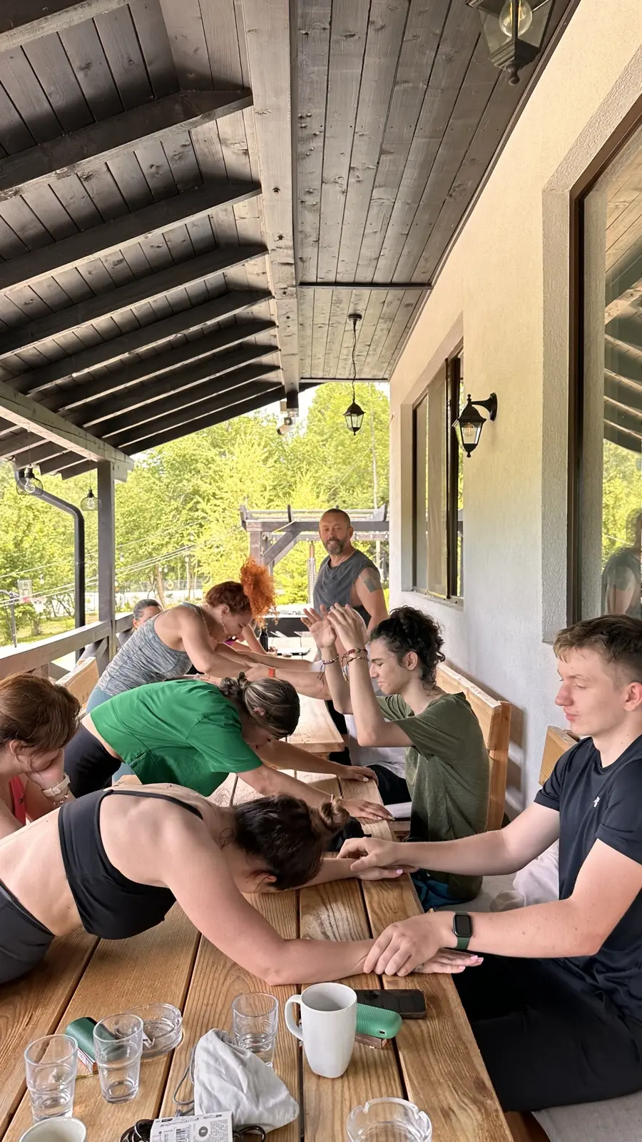 Participanți pe terasa acoperită a Hanului Bobiței