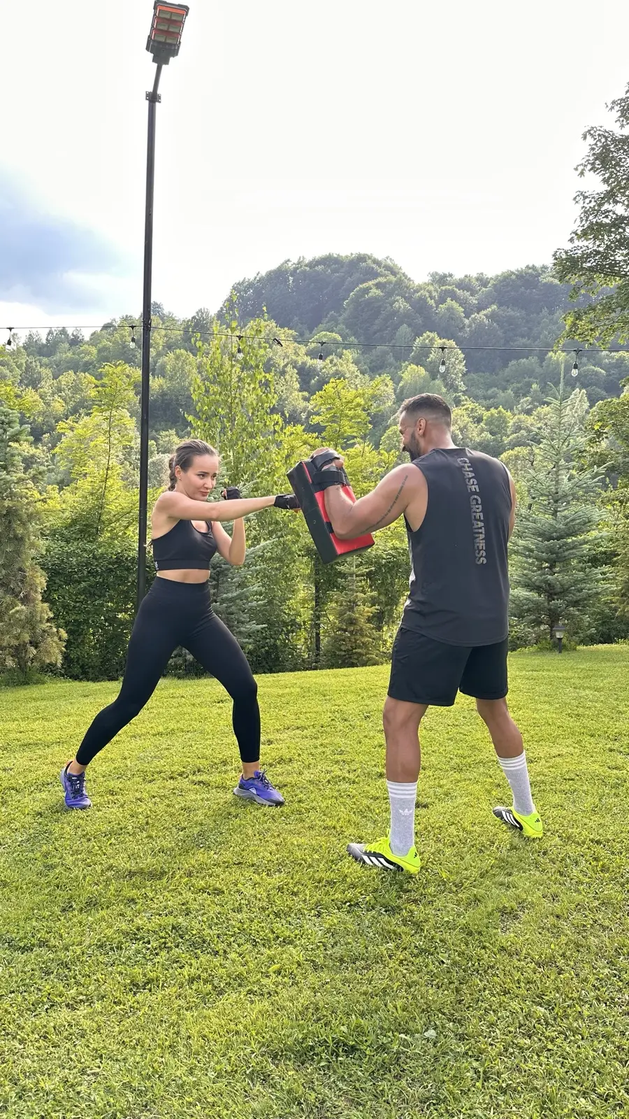 Exercițiu de box cu lăbuțe la workshopul de autoapărare