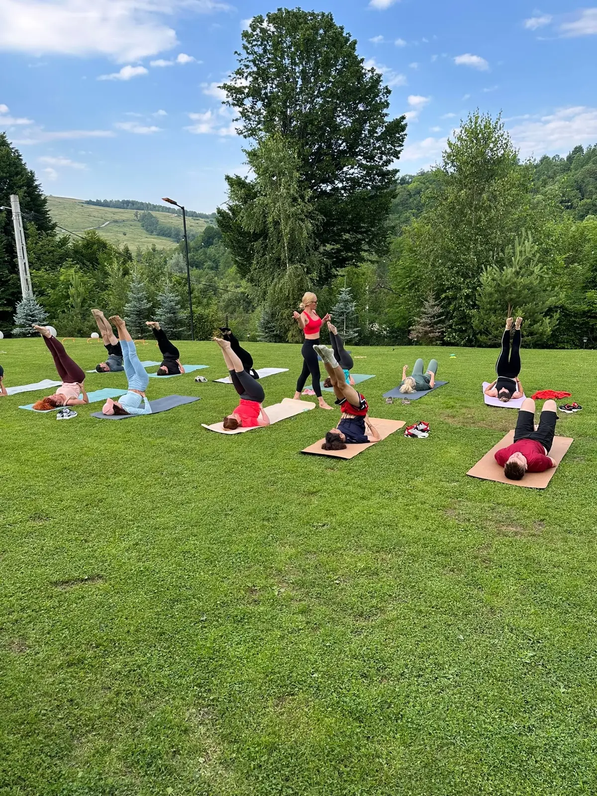 Exerciții pe saltele în aer liber, pe pajiștea pensiunii