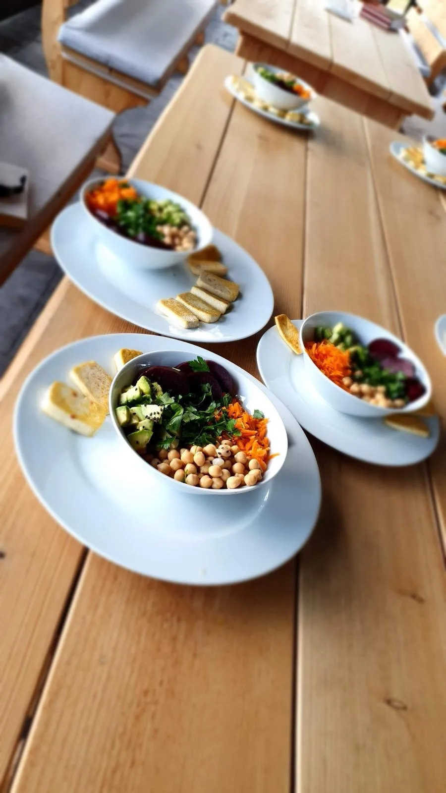 Bol cu salată, năut și legume – masă sănătoasă la RESET 360